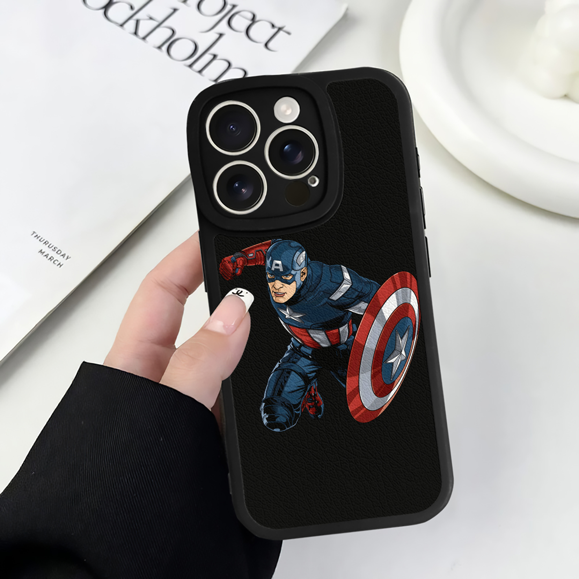 （画像用） アベンジャーズ The Avengers 【iPhone 16シリーズ対応】シリコンスマホケース（レザー調） 材質：シリコン